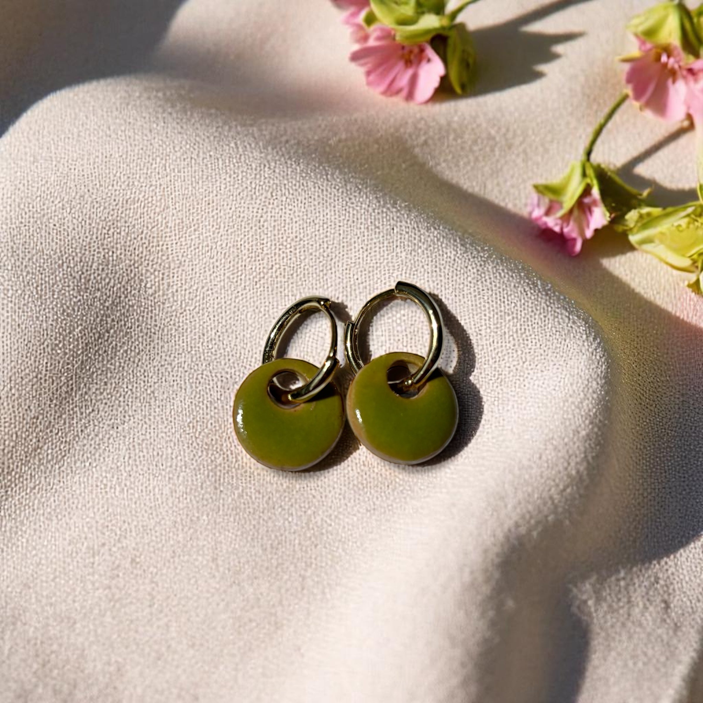 Handgemachte Keramikohrringe - Green Dots