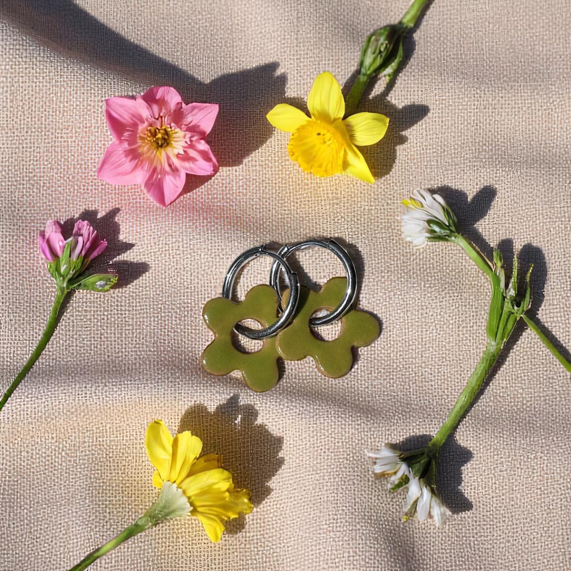 Handgemachte Keramikohrringe - Flowers Lime