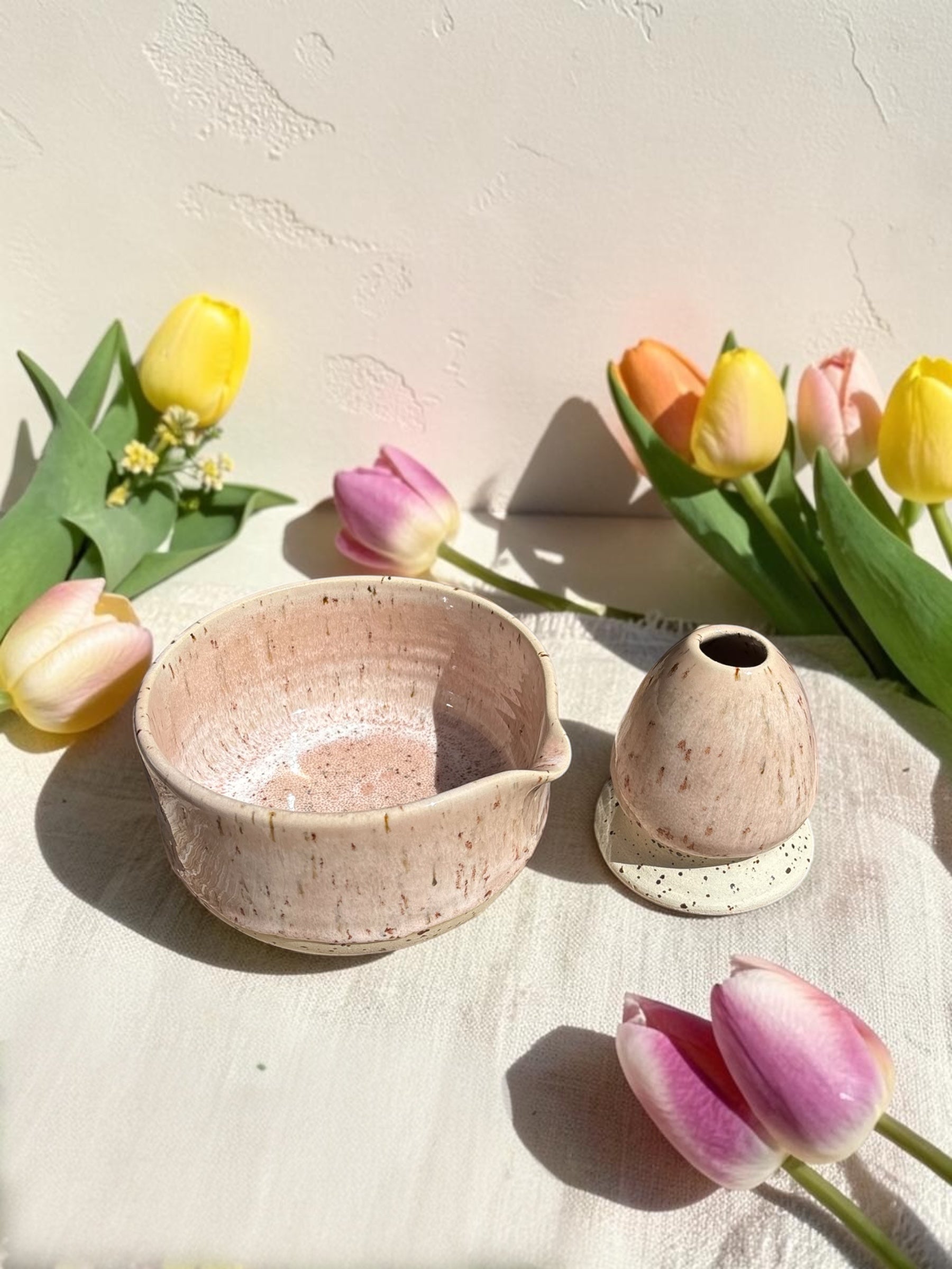 Keramik Matcha Bowl mit Chasenhalter – Strawberry Milk