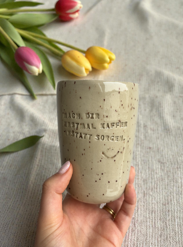 Handgemachte Keramiktasse - To Go Mug „Kaffee statt Sorgen“