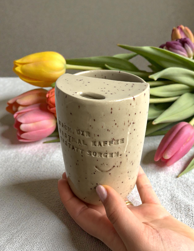 Handgemachte Keramiktasse - To Go Mug „Kaffee statt Sorgen“
