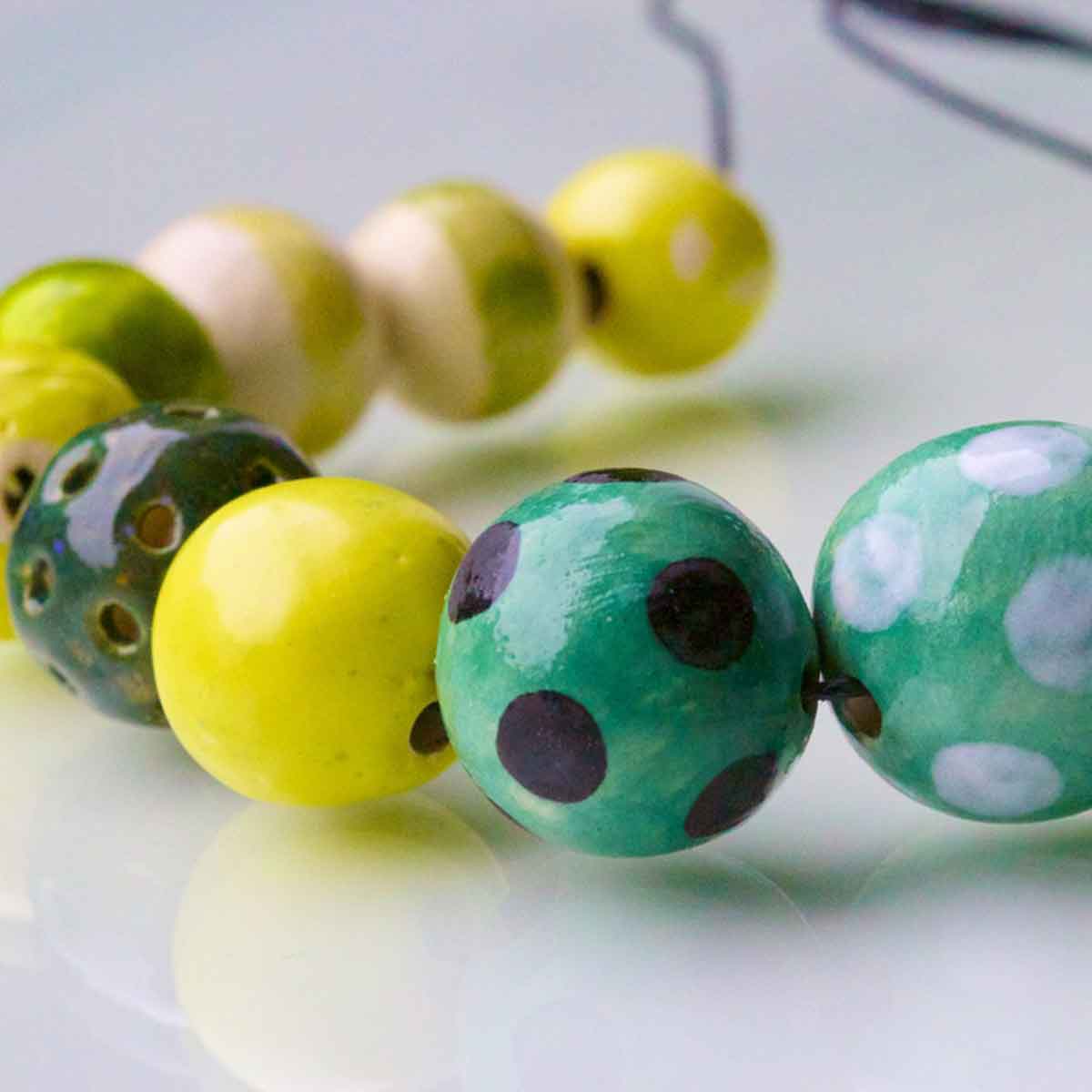 Botz Buch Schmuck aus Keramik 5015