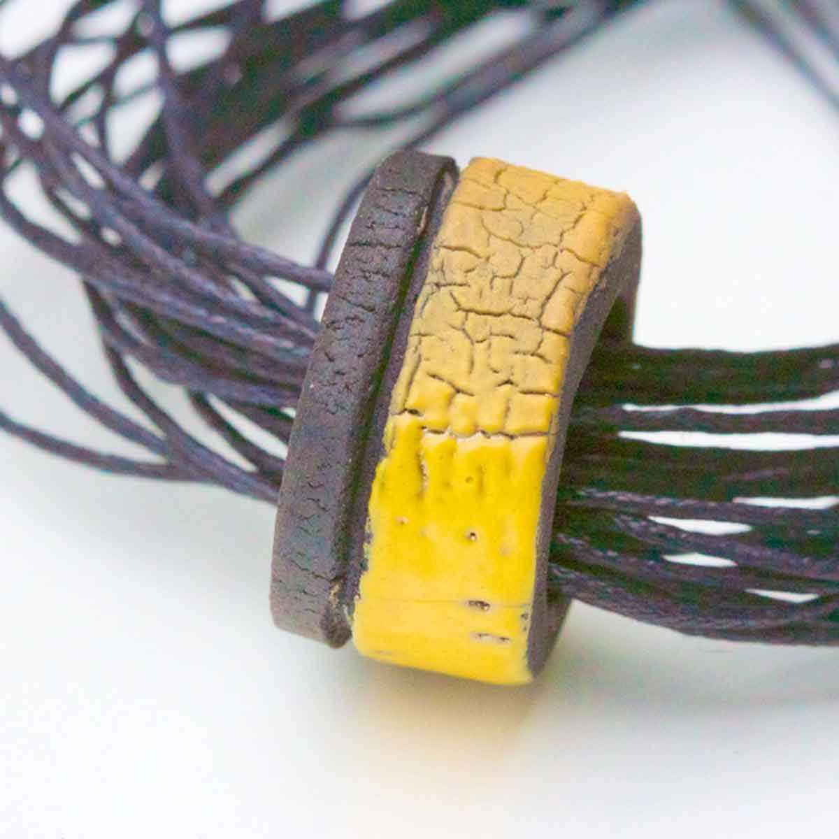 Botz Buch Schmuck aus Keramik 5015