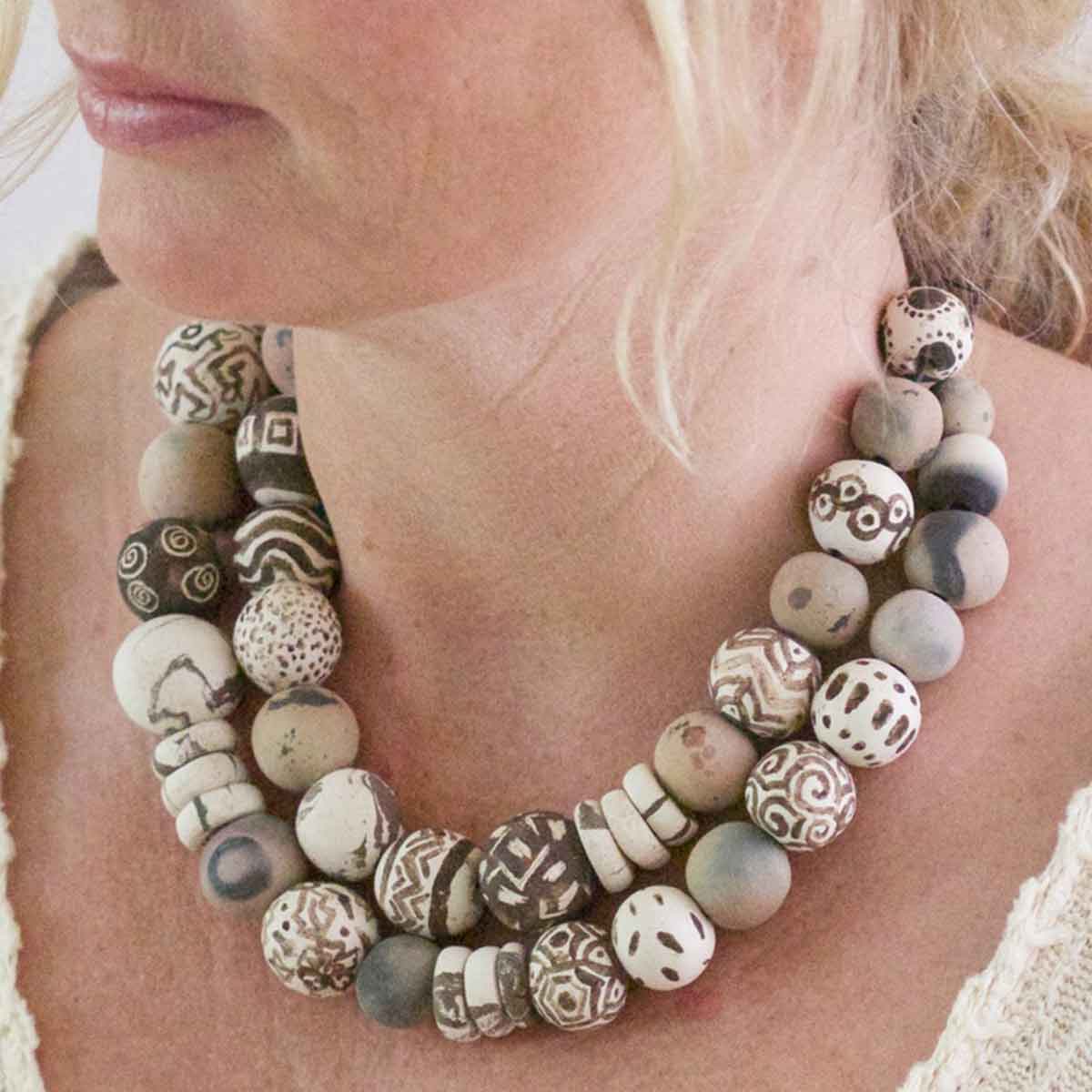 Botz Buch Schmuck aus Keramik 5015