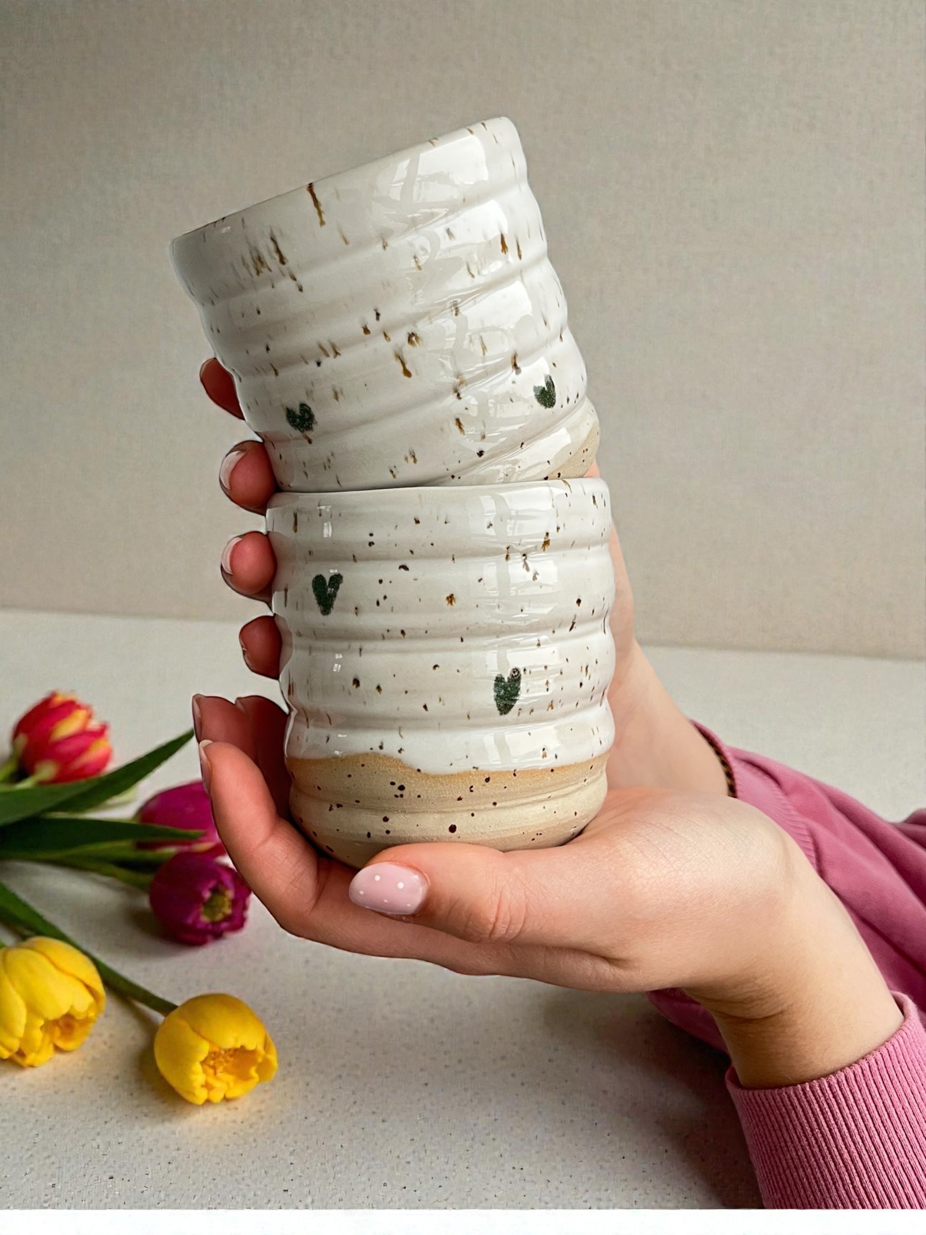 Handgemachte Keramiktasse - Green Hearts