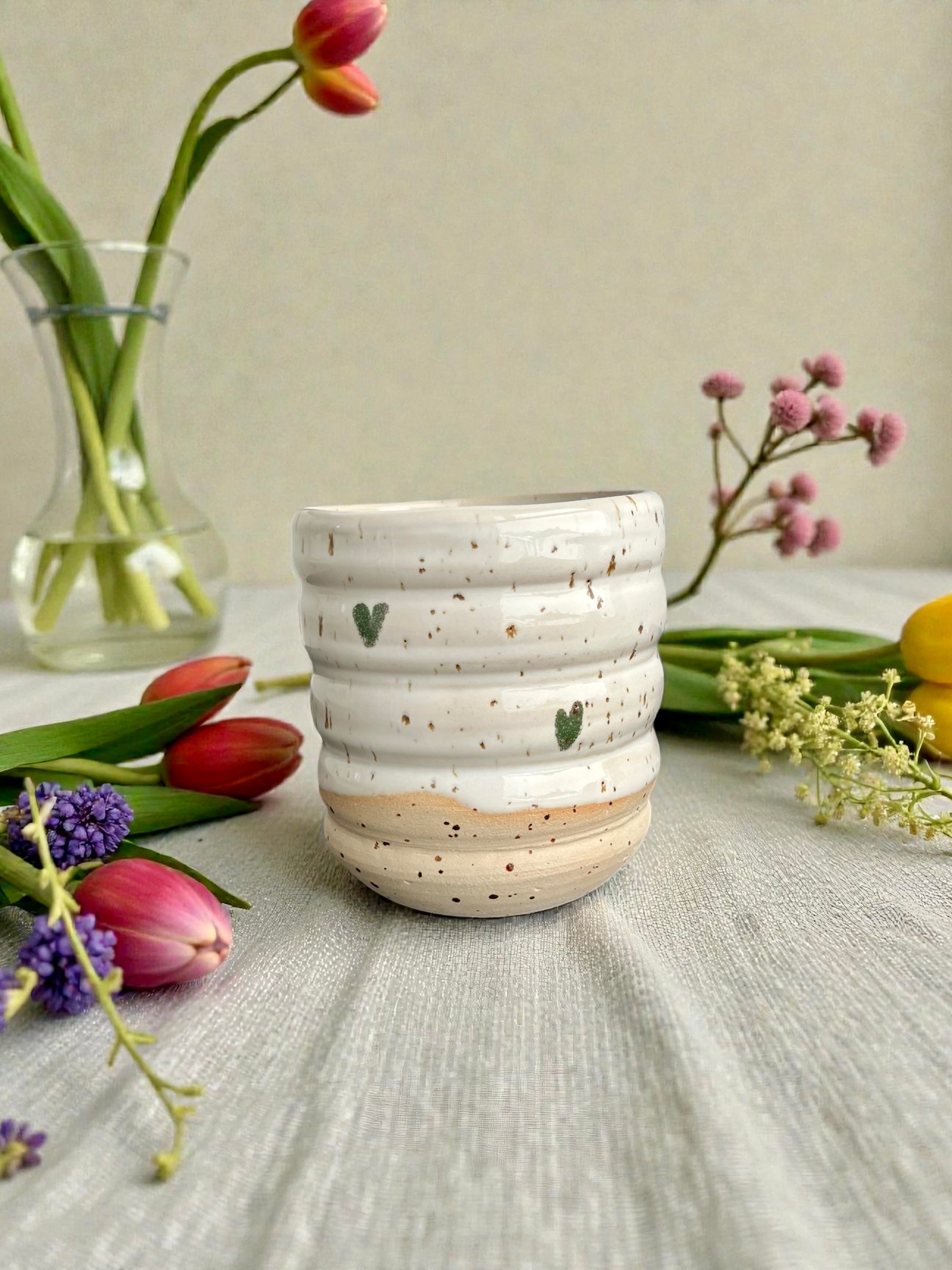 Handgemachte Keramiktasse - Green Hearts