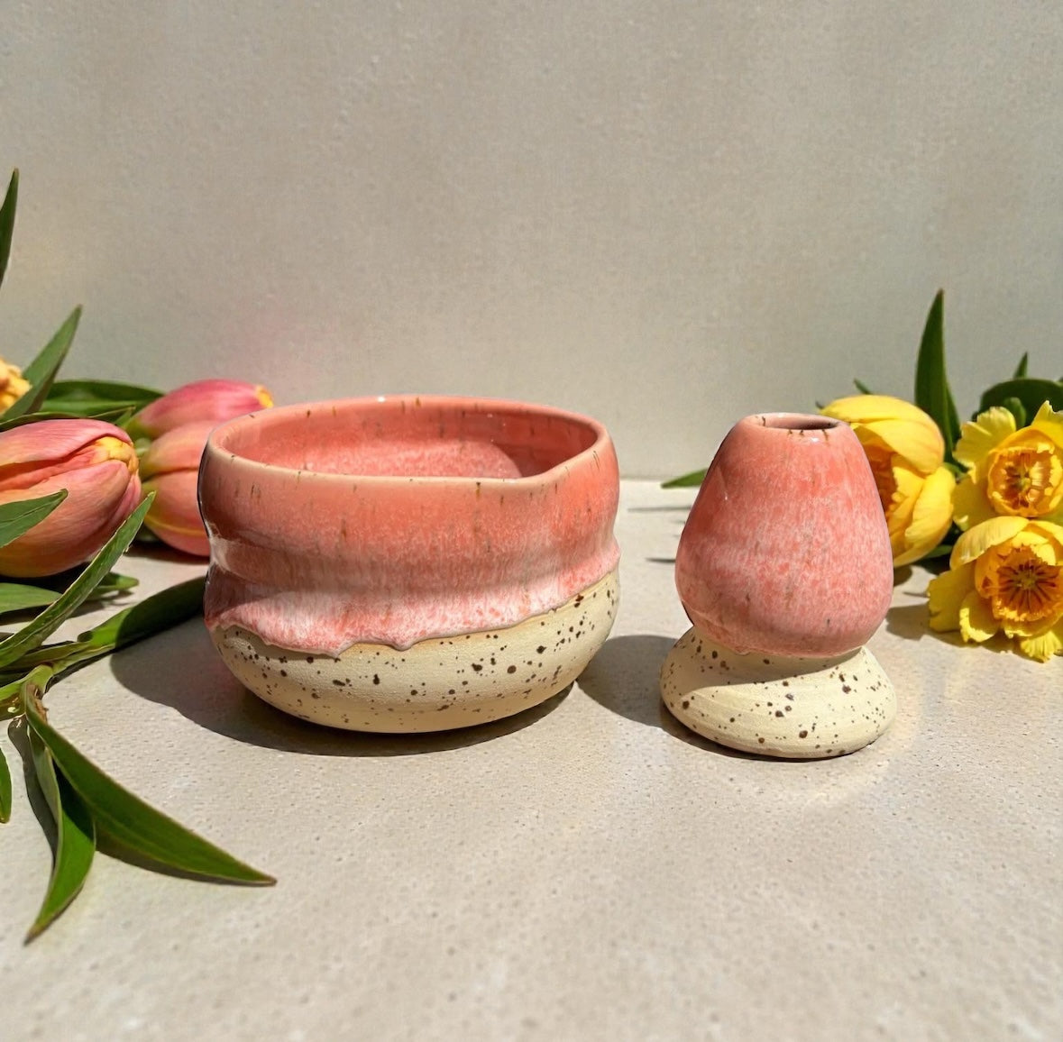 Keramik Matcha Bowl mit Chasenhalter – Strawberry