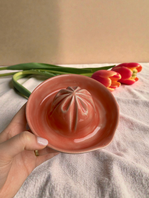Handgemachte Keramikzitruspresse - Rosy